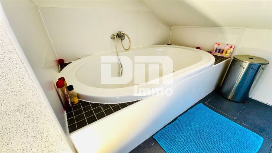 Teilsaniertes Ein - Zweifamilienhaus + Nutzflächen mit Anbau in Traumlage mit Panoramablick - WE1 OG / DG Badezimmer Wanne / Dusche